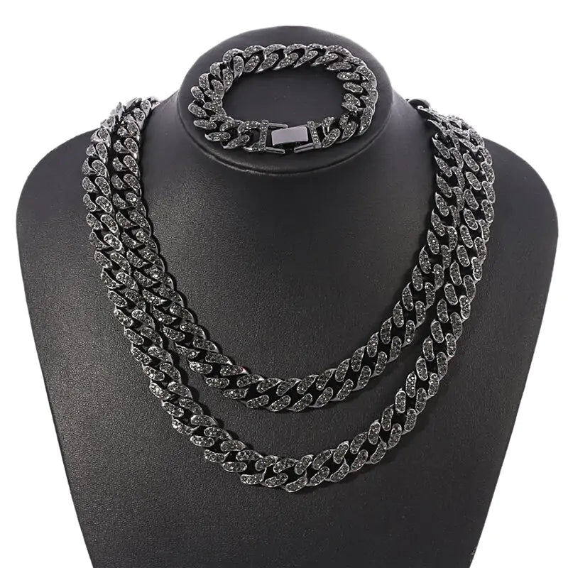 Collar y pulsera de color negro pistola