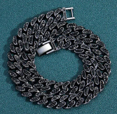 Collar y pulsera de color negro pistola