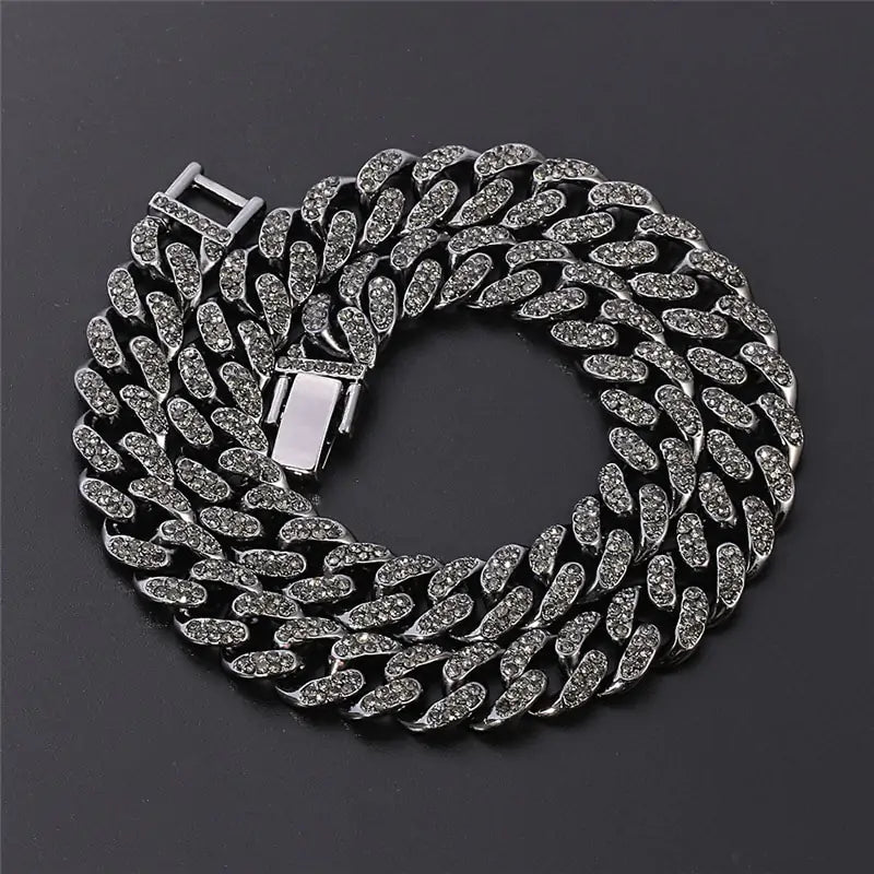 Collar y pulsera de color negro pistola