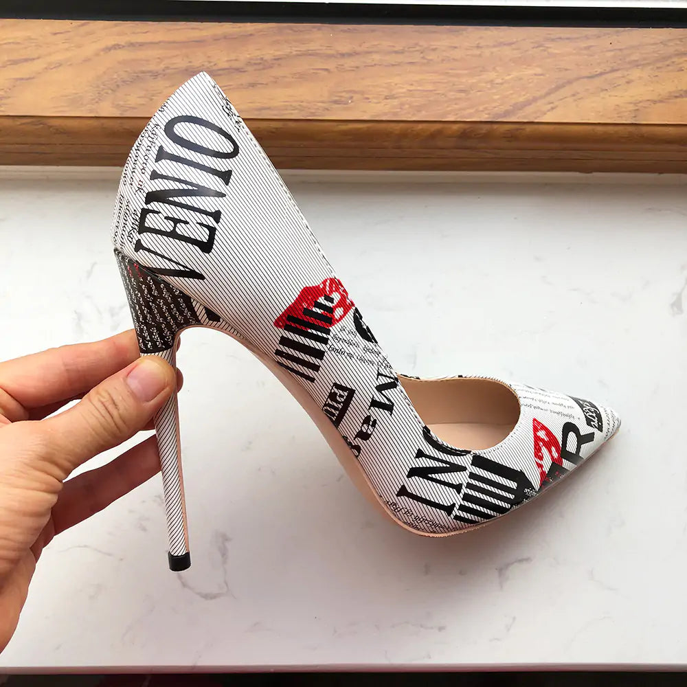 Zapatos de tacón alto con punta puntiaguda