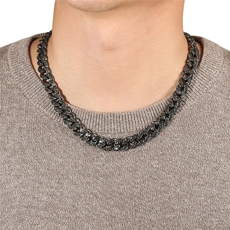 Collar y pulsera de color negro pistola