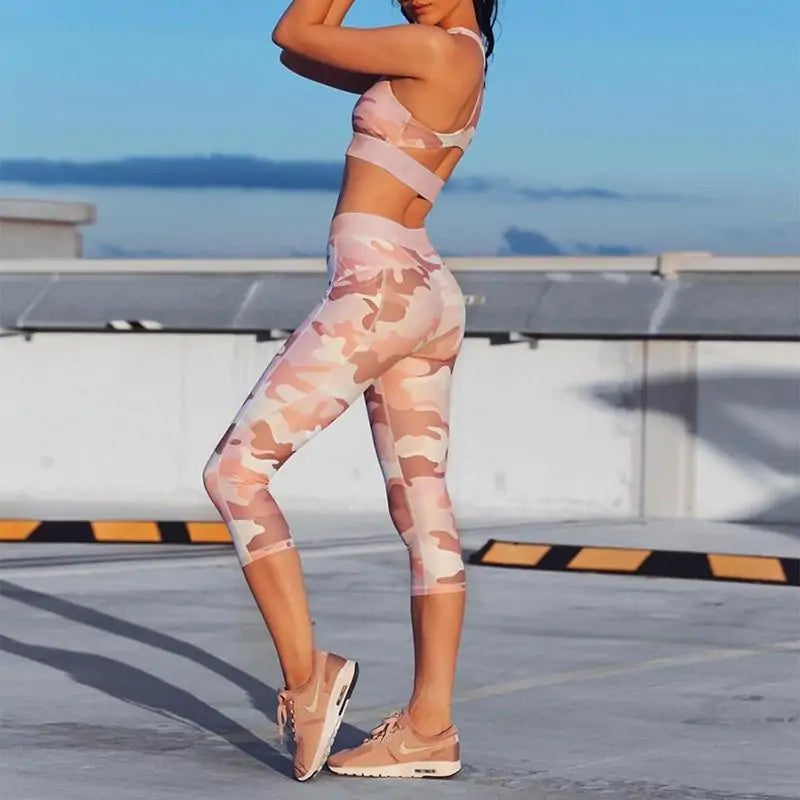 Conjunto de 2 piezas de fitness push up con bolsillos y estampado de camuflaje rosa