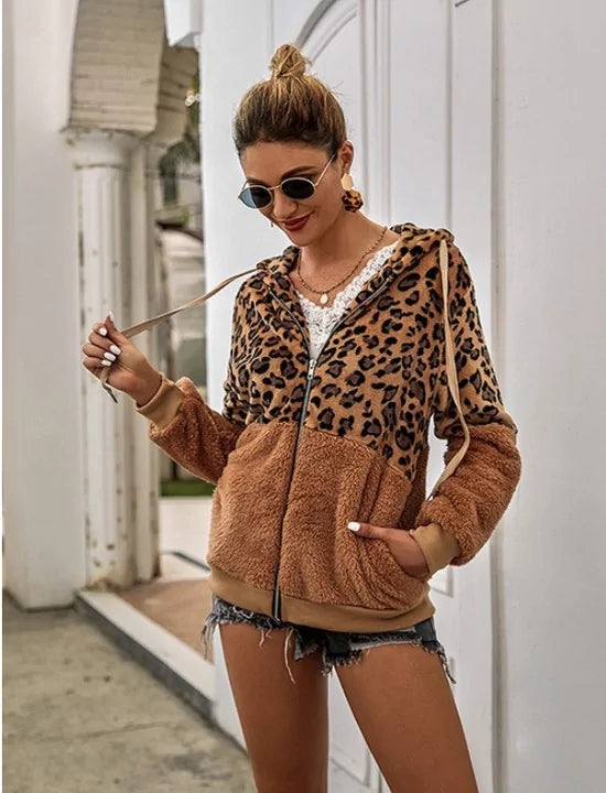 Abrigo con capucha de piel suave con estampado de leopardo