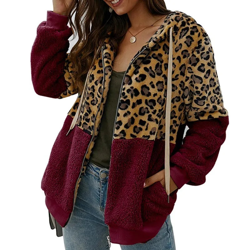 Abrigo con capucha de piel suave con estampado de leopardo