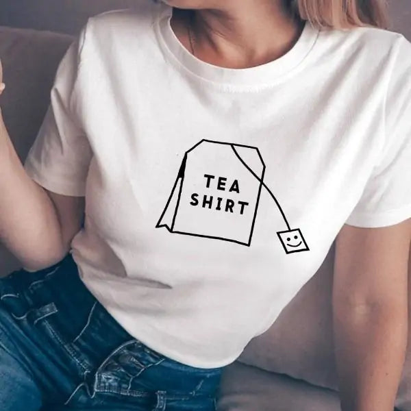 Divertida camiseta estampada con la frase 'Tea Shirt'